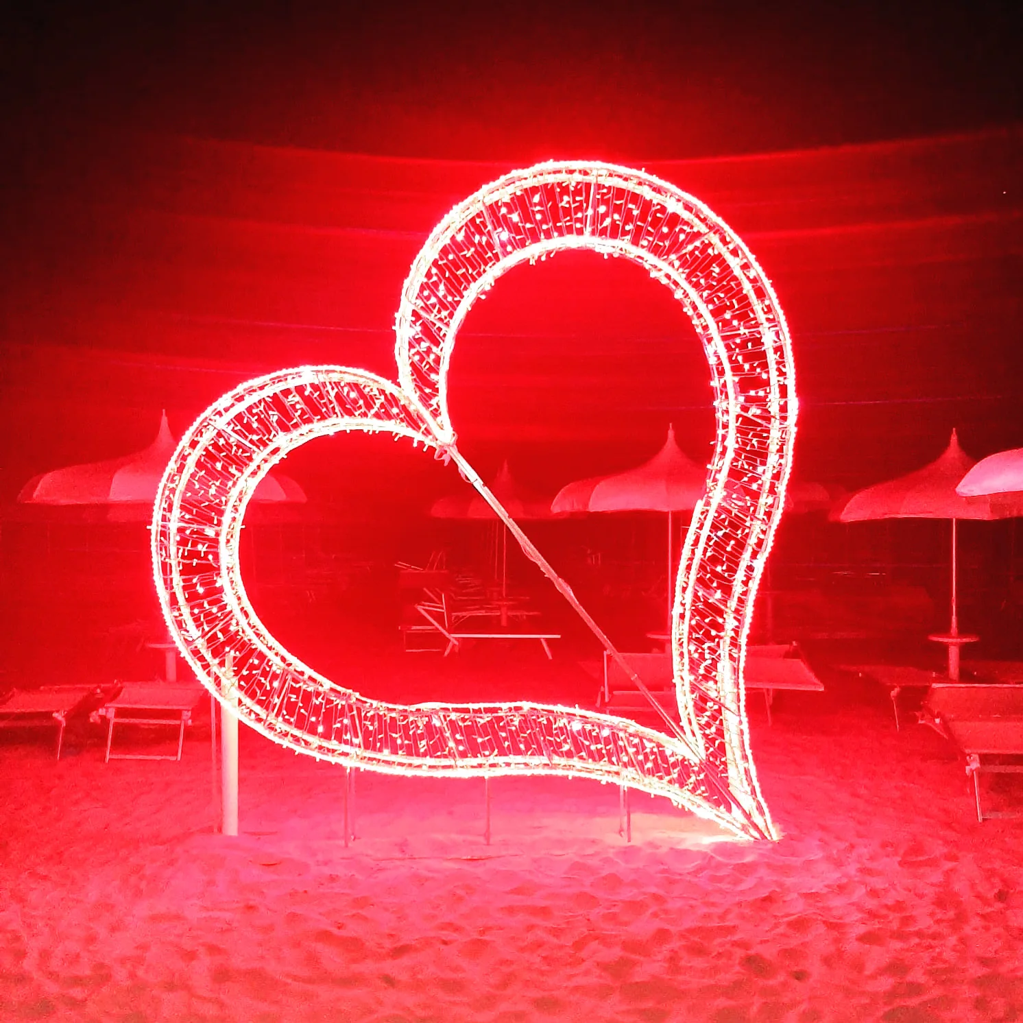 Cuore luminoso sulla spiaggia